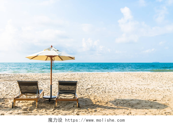 热带海滩上的椅子和伞沙滩和海上的雨伞和椅子